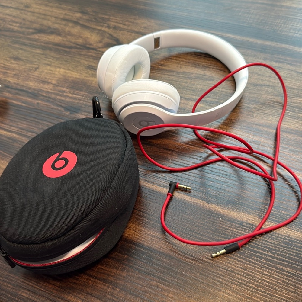 WHITE SOLO BEATS